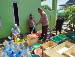 Polsek Lau Salurkan 5.500 Liter Air Bersih untuk Warga Terdampak Kekeringan