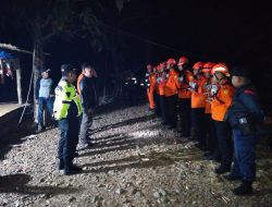 Polsek Tompobulu Polres Maros Turun Langsung Penanganan Kebakaran Gunung Bulu Saukang, 68 Pendaki Dievakuasi Selamat