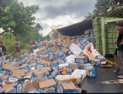 Mobil Truk Bermuatan Air Kemasan Terbalik di Desa Salletto