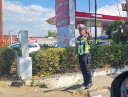 Satlantas Polres Maros Berjibaku di Tengah Terik Matahari, Urai Antrean SPBU
