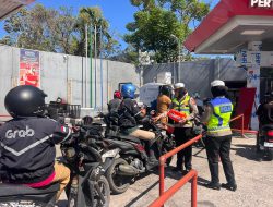 Antre BBM di Parepare, Pengendara Dapat Air Minum dari Polantas