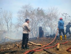 Respon Laporan Kebakaran Lahan, Personil Polsek Ujung Gerak Cepat Ke TKP, Bantu Pemadaman Bersama Damkar dan Warga Setempat