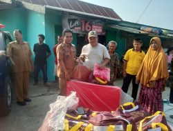 Lurah Mamunyu Serahkan Bantuan untuk Warga Terdampak Angin Kencang