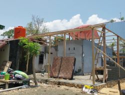 Angin Puting Beliung Terjang Simboro, Dua Rumah Rusak, Lurah dan Dinsos Mamuju Turun Salurkan Bantuan