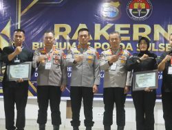 Kabid Humas Polda Sulsel Berikan Penghargaan kepada Jajaran Berprestasi dalam Rakernis T.A. 2026