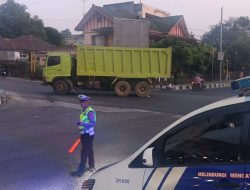 Truk Mogok di Tengah Perempatan SPBU Ujung Bulu Parepare, Satlantas Rekayasa Arus