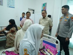 Gerak Cepat Bupati Irwan Tinjau Puluhan Siswa SMAN 4 Lutim yang Keracunan