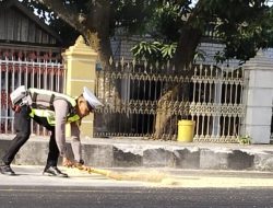 Hendak Isi BBM, Aipda Herman Malah Turun Sapu Sekam di Jalan Ahmad Yani