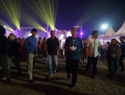 Ratusan Warga Joget Bareng di Lomba Sambung Lirik, Bupati Irwan Larut Sapa Warga di Sorowako