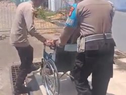 Humanis! Polisi di Pelabuhan Parepare Sigap Bantu Penumpang Sakit Turun dari KM Adithya dan KM Thalia