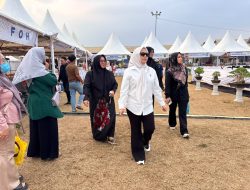 Wagub Sulsel Terpikat Keindahan Kain Taipa, Borong Produk UMKM di Expo Luwu Timur