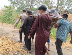 Momen Haru di Parepare, Bhabinkamtibmas Ikut Angkat Tandu Jenazah Warga