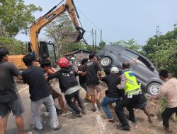 Mengantuk, Avanza Terjun ke Lereng di Mamuju