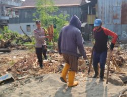 Saat Warga Kampung Pisang Bersihkan Selokan, Kapolsek KPN Ingatkan Bahaya Debu dan Kebakaran Sampah