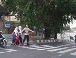 Bentuk Nyata Polisi Hadir di Tengah Masyarakat, Aksi Kapolres Parepare Seberangkan Pelajar Banjir Apresiasi
