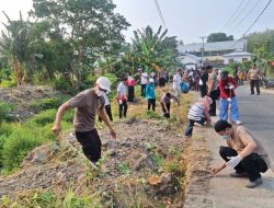 Green Policing Polres Parepare, Polsek Soreang Ajak Warga Bersihkan Bantaran Sungai