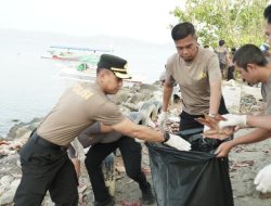 Pererat Sinergitas, Personel Gabungan dan Warga Gotong Royong Bersihkan Taman Mattirotasi Bersama Kapolres Parepare