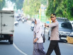 Hadir di Tengah Masyarakat, Kapolres Parepare dan Personel Gabungan Kawal Pelajar Seberangi Jalan Raya
