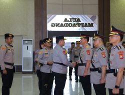 Kapolda Sulsel Pimpin Upacara Serah Terima Jabatan Karolog dan Kabidkeu Polda Sulsel