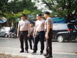 Bukan Cuma Jaga Keamanan! Personel Brimob Sulsel Turun Gunung Bersihkan Pasar dan Masjid