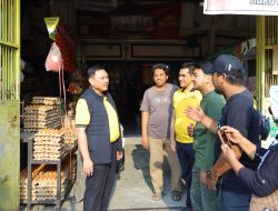 Wujudkan Polisi Bersama Masyarakat, Kapolda Sulsel Pimpin Aksi Bersih Lingkungan dan Berbagi di Pasar Daya